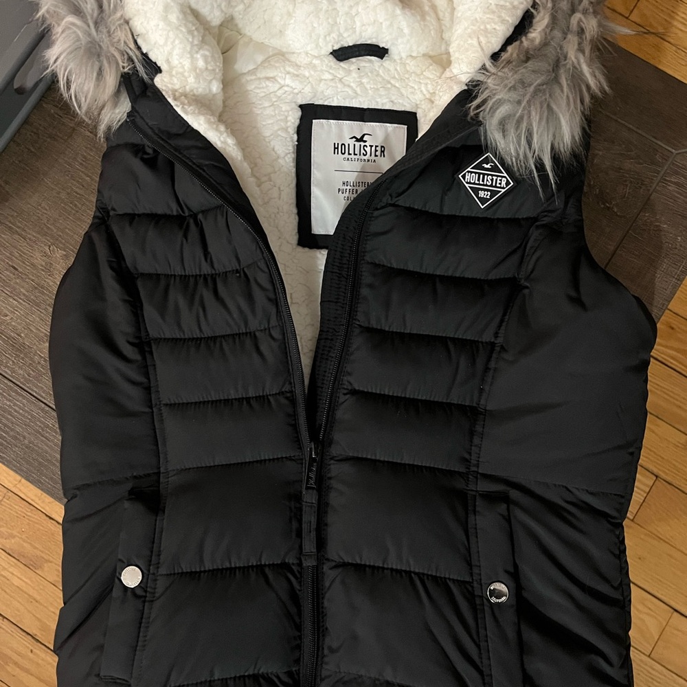 Hollister Black and White Puffer Jacket